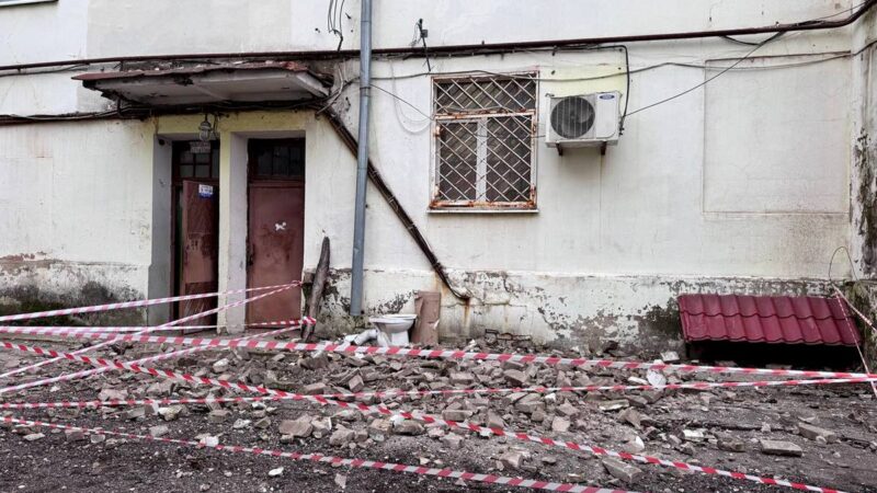 «Подумали, что прилетел беспилотник». В Александрове обрушился фасад дома