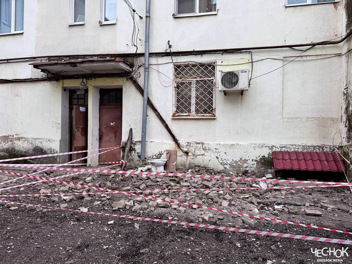 «Подумали, что прилетел беспилотник». В Александрове обрушился фасад дома