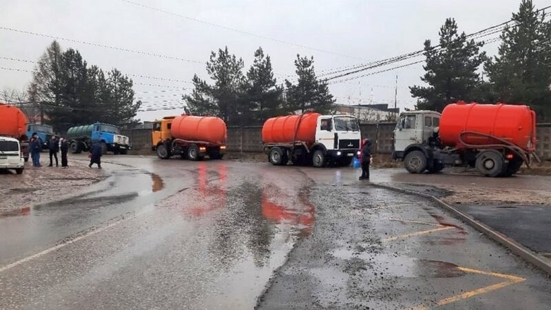 Жители Александрова живым щитом предотвратили слив канализации