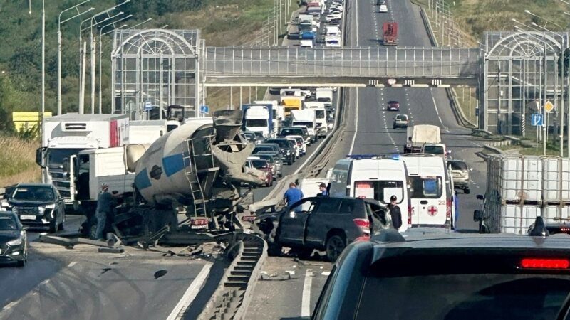 Авария с бетономешалкой вызвала пробки на Пекинке