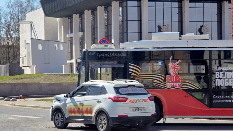 Во Владимире такси подбило новый троллейбус