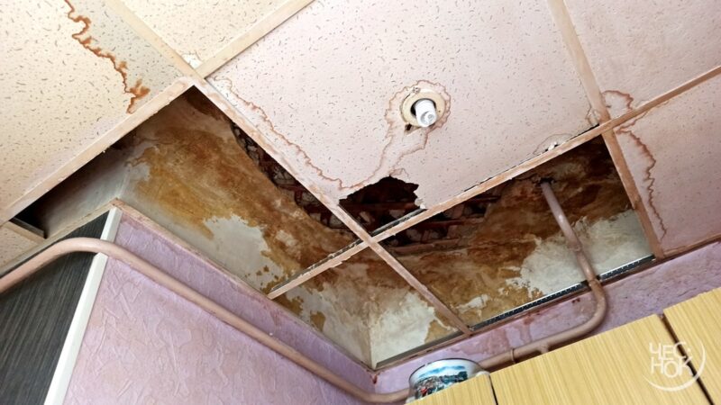 В аварийном доме во Владимире обрушился потолок