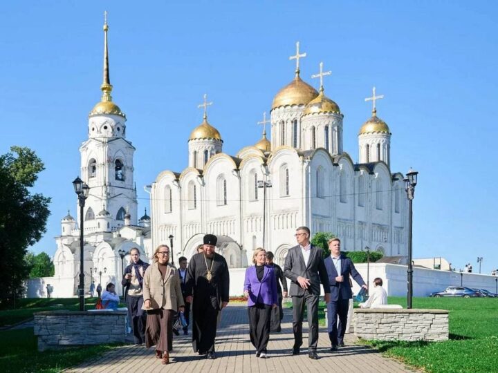 Авдеев показал министру культуры «гнилые зубы» Владимира