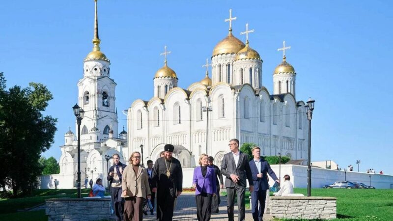 Авдеев показал министру культуры «гнилые зубы» Владимира