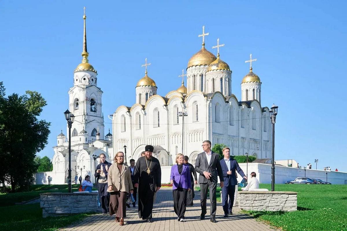 Авдеев показал министру культуры «гнилые зубы» Владимира