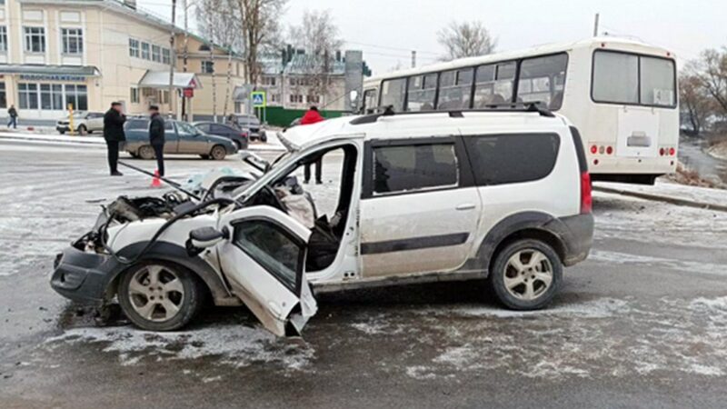 В Александрове легковушка влетела в пассажирский автобус