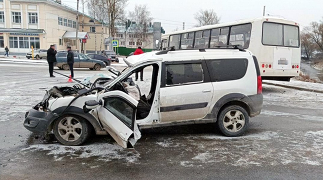 В Александрове легковушка влетела в пассажирский автобус