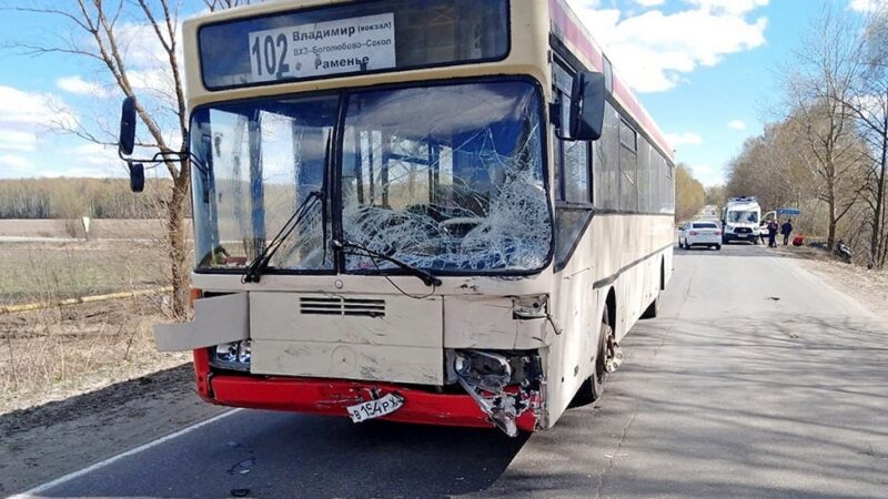 Под Владимиром автобус с пассажирами столкнулся с иномаркой