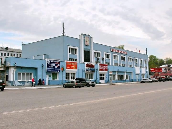 Мигрант с компанией отнял у охранника автовокзала металлоискатель и кепку