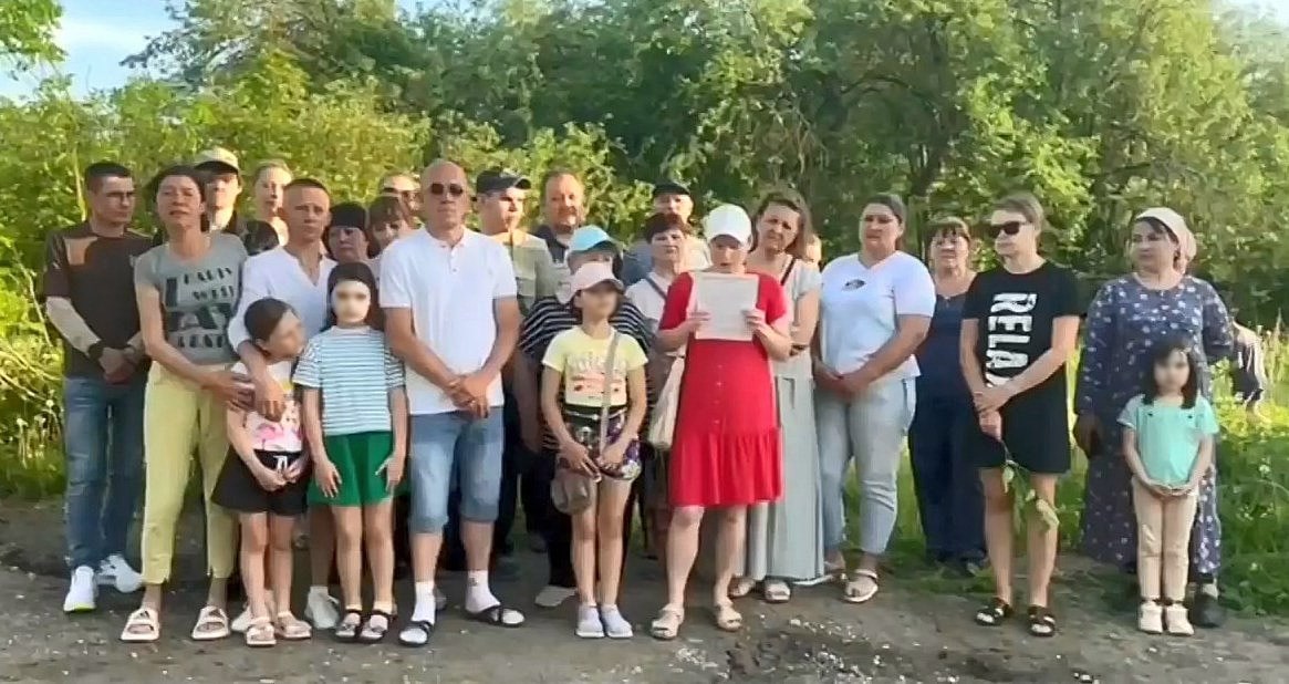 Жители Балакирево требуют капремонта школ в поселке