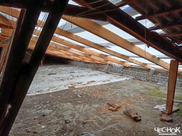 Кольчугинцы полгода живут с баннерами вместо крыши