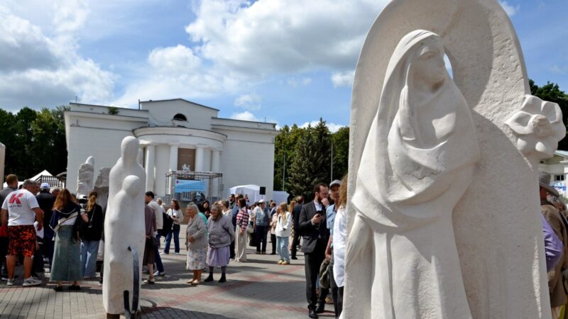 Белокаменные скульптуры с фестиваля спрятали от вандализма