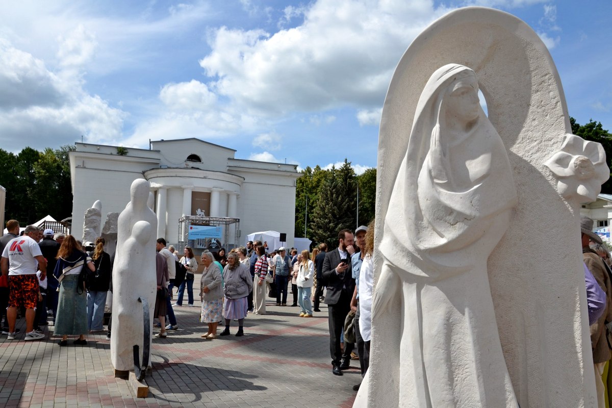 Белокаменные скульптуры с фестиваля спрятали от вандализма
