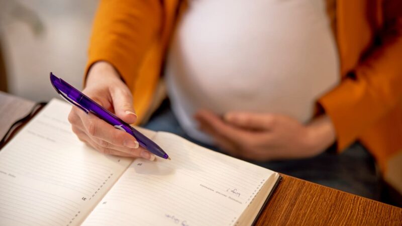 Более 200 владимирских студенток получили 100 тысяч за беременность