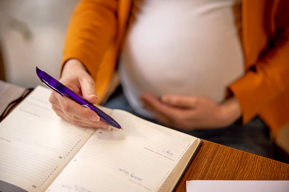 Более 200 владимирских студенток получили 100 тысяч за беременность