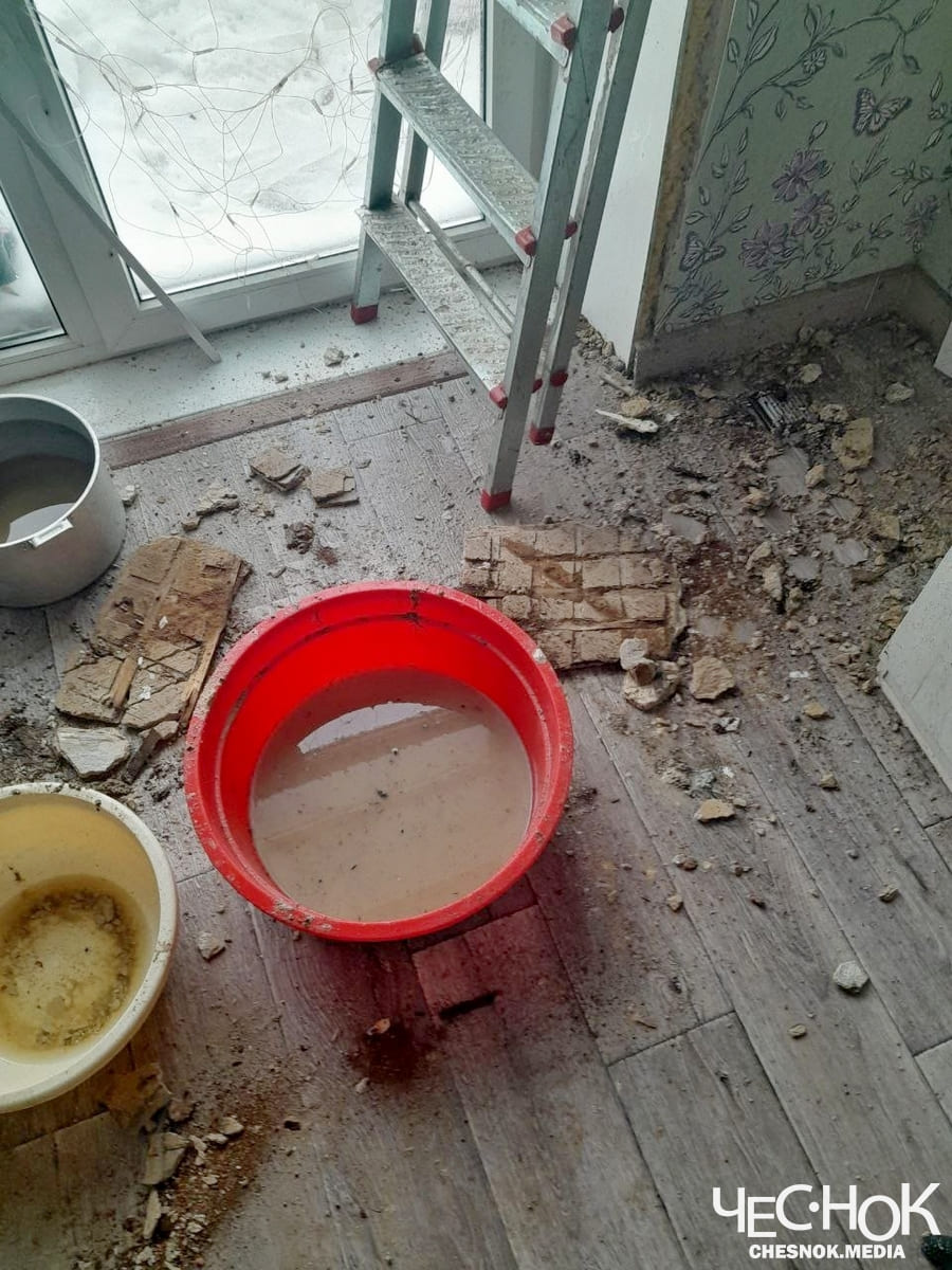 Протечка течет крыша Большая Московская 90 обрушился потолок тазики