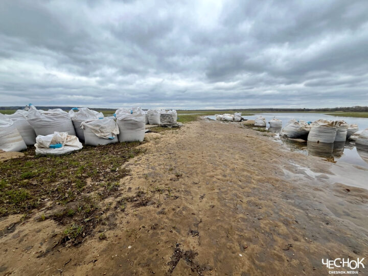 Боголюбовский луг завалили стройматериалами