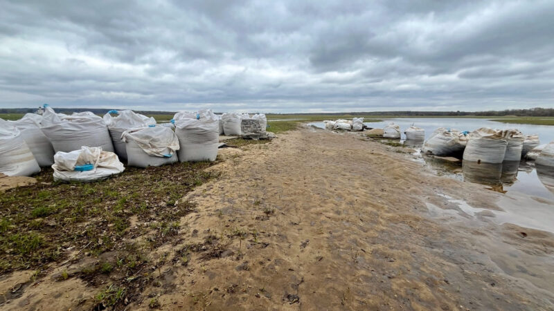 Боголюбовский луг завалили стройматериалами