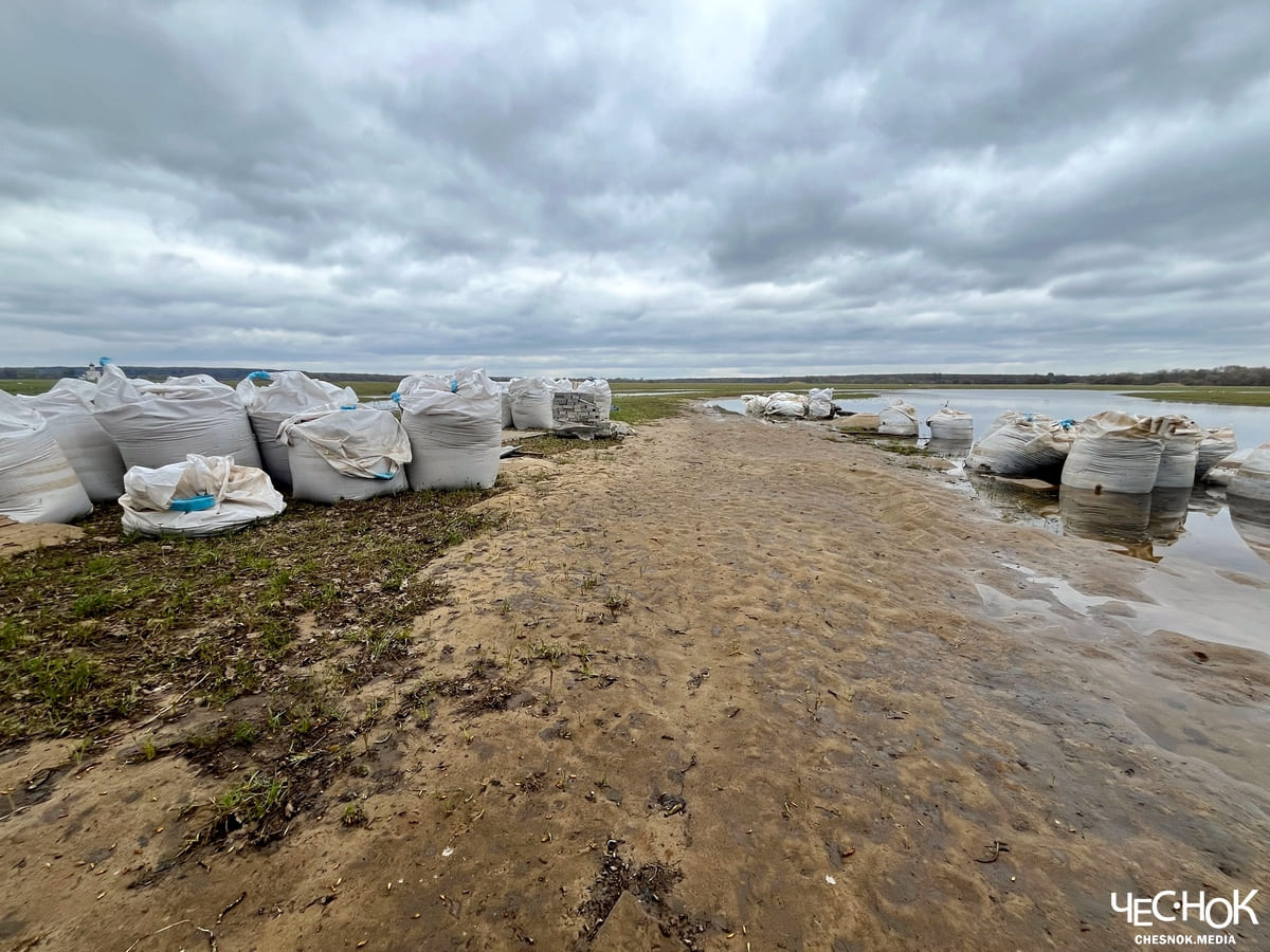 Боголюбовский луг завалили стройматериалами