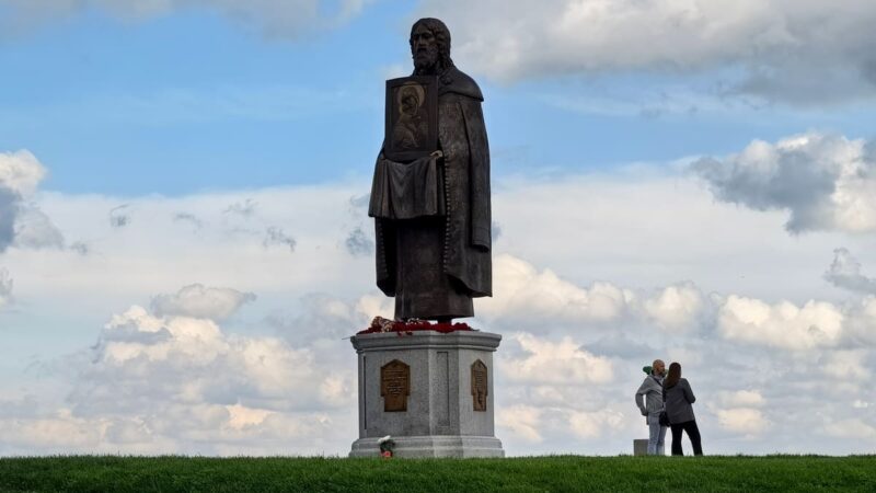 Темный и без ограды. Памятник Боголюбскому не совпал с обещаниями