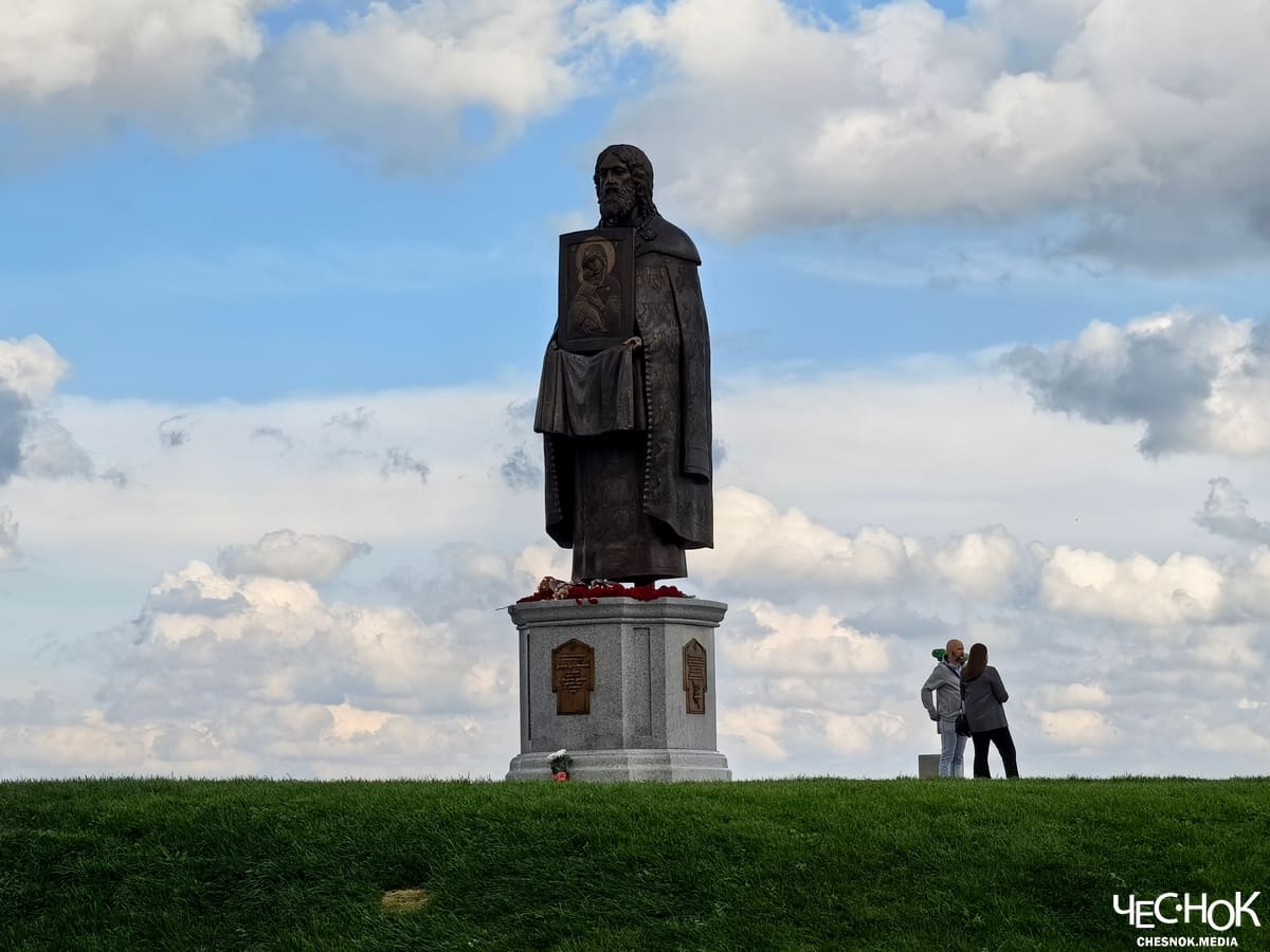 Темный и без ограды. Памятник Боголюбскому не совпал с обещаниями