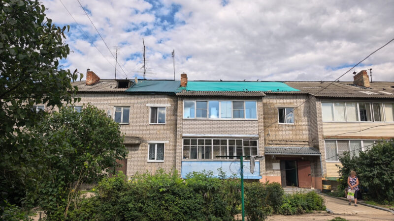 Дом с баннером вместо крыши отремонтируют после репортажа «Чеснока»