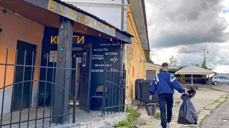Мусорный коллапс с парковки на Спасской перенесли к «Букинисту»