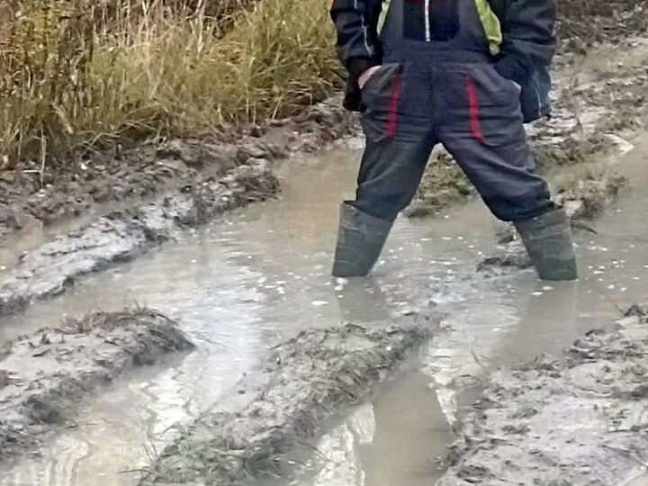 «Хочу умереть комфортно». В собинской деревне живут по колено в грязи