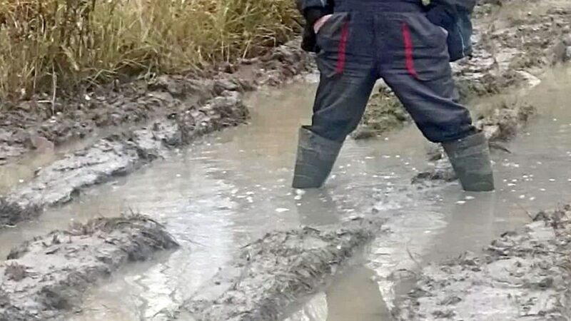 «Хочу умереть комфортно». В собинской деревне живут по колено в грязи