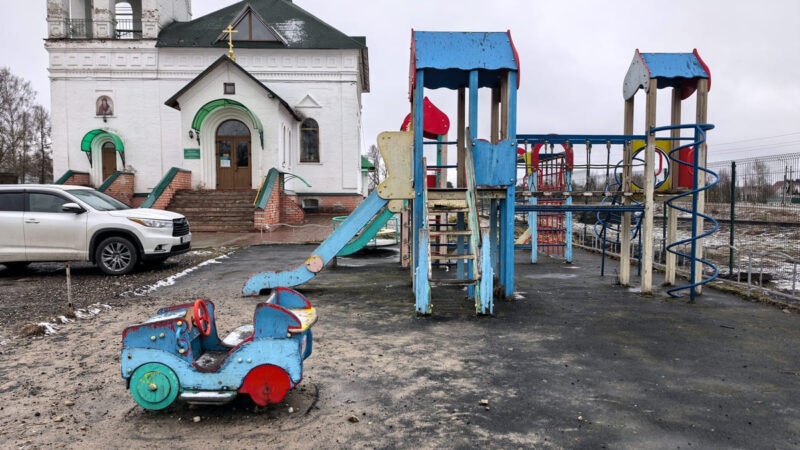 Власти Головино обвинили женскую колонию в разрушении детской площадки