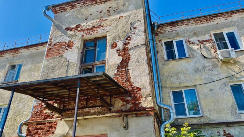 Столетний разваливающийся дом во Владимире не признают аварийным 