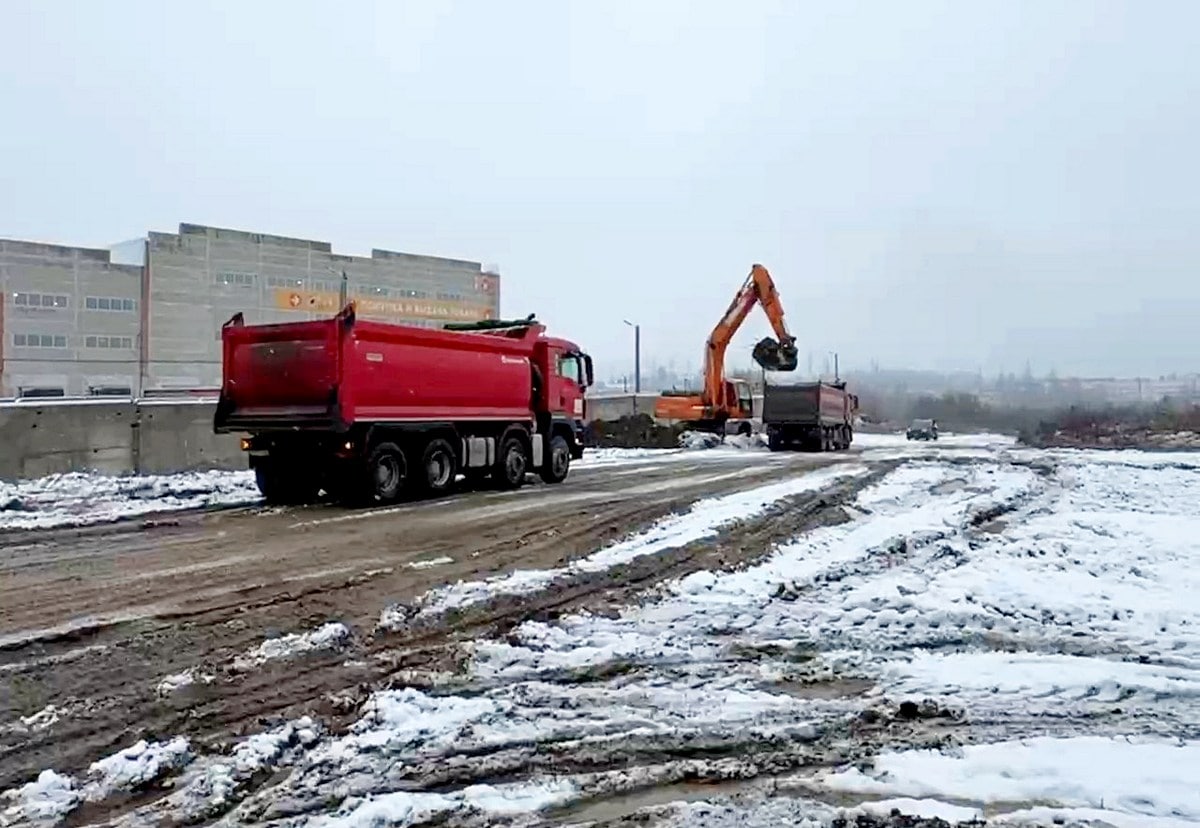 У заправки на Пекинке изымают землю под дорогу до Гастелло