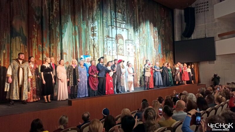 Трон из «черных досок». Драмтеатр во Владимире открыли под «Игру престолов»