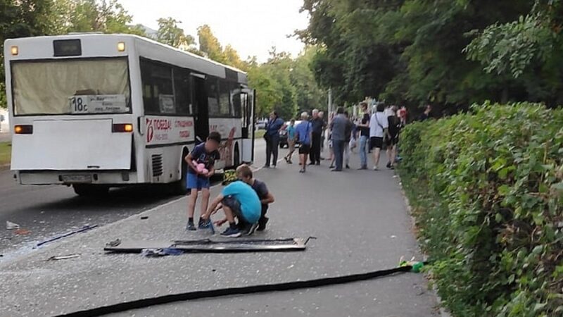 Во Владимире автобус с пассажирами врезался в столб