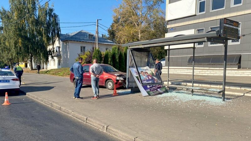 Во Владимире иномарка протаранила остановку