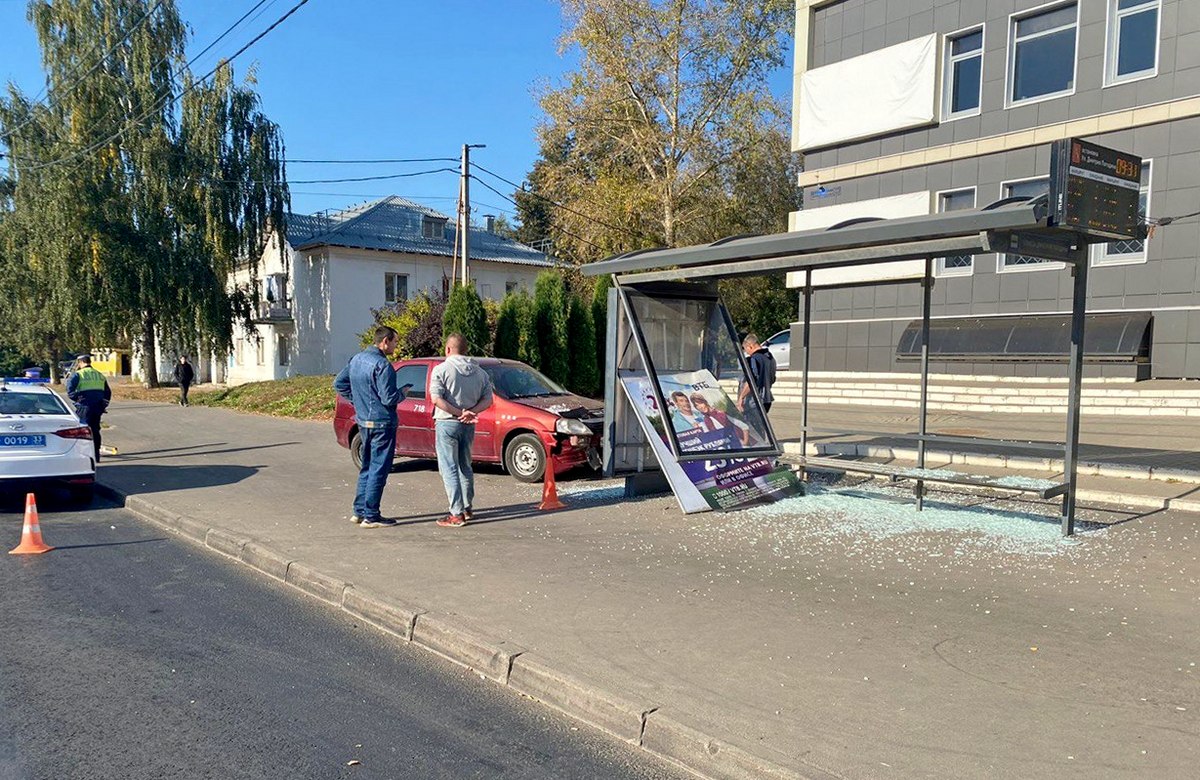 Во Владимире иномарка протаранила остановку