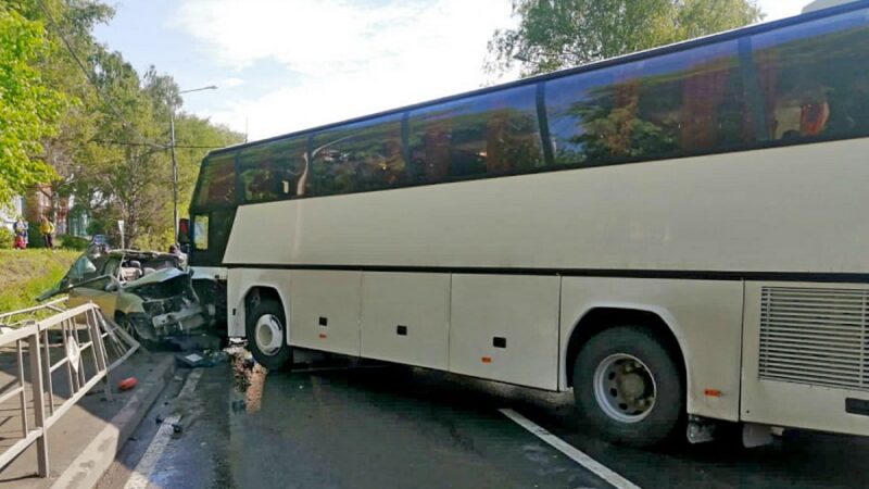 В Боголюбово школьный автобус врезался в иномарку