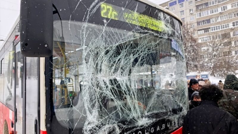 Во Владимире на скользких дорогах разбились три автобуса