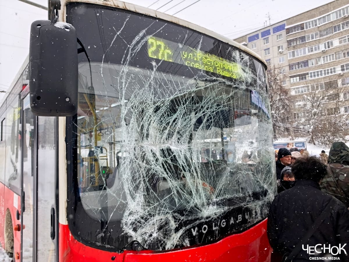 Во Владимире на скользких дорогах разбились три автобуса