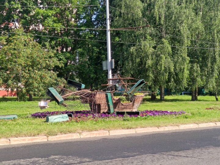 В Добром автомобиль снес клумбу-кораблик