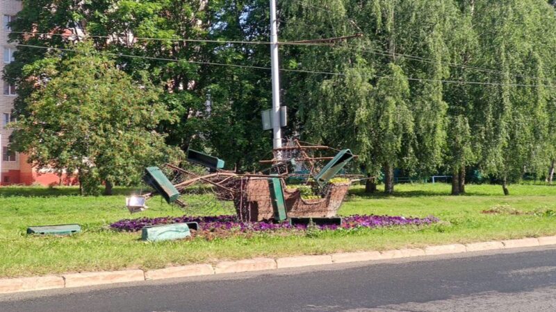 В Добром автомобиль снес клумбу-кораблик