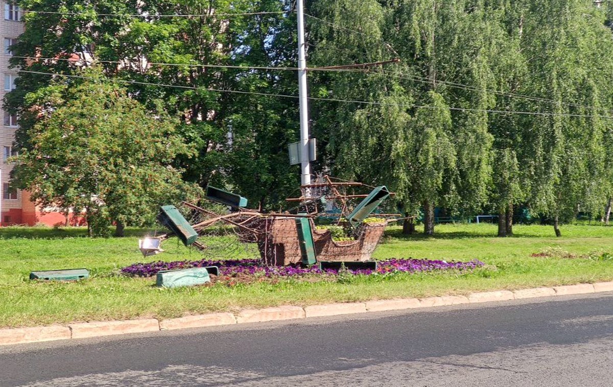В Добром автомобиль снес клумбу-кораблик