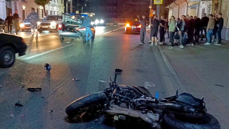 В центре Владимира мотоциклист врезался в автомобиль Росгвардии