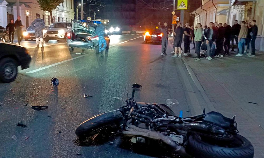 В центре Владимира мотоциклист врезался в автомобиль Росгвардии