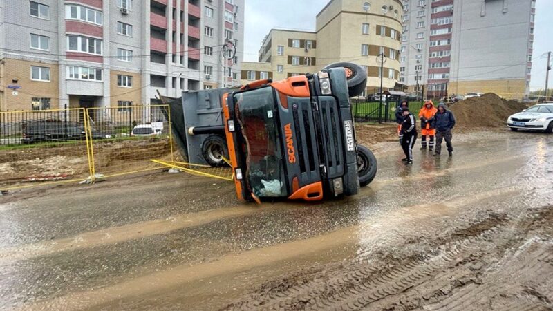 На стройке дороги через парк у ДТЮ перевернулся самосвал