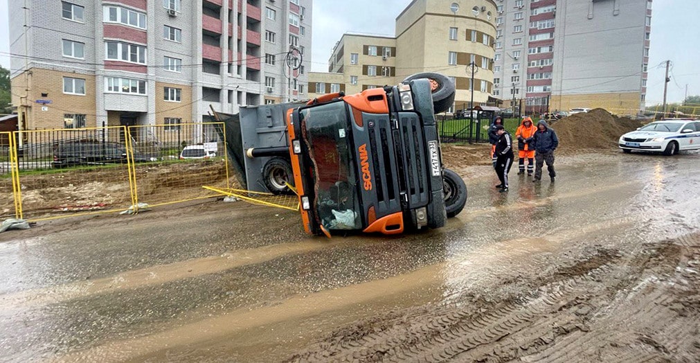 На стройке дороги через парк у ДТЮ перевернулся самосвал