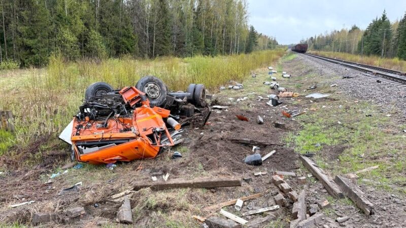 Владимирский КАМАЗ с пивом попал под поезд