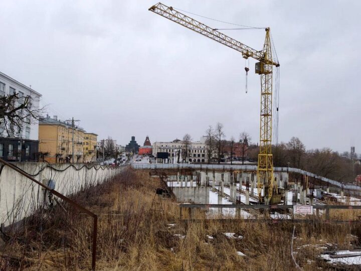 Забор в центре Владимира простоит еще три года
