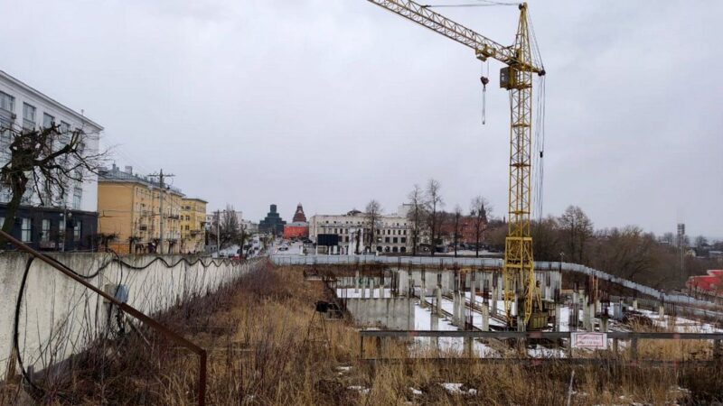 Забор в центре Владимира простоит еще три года