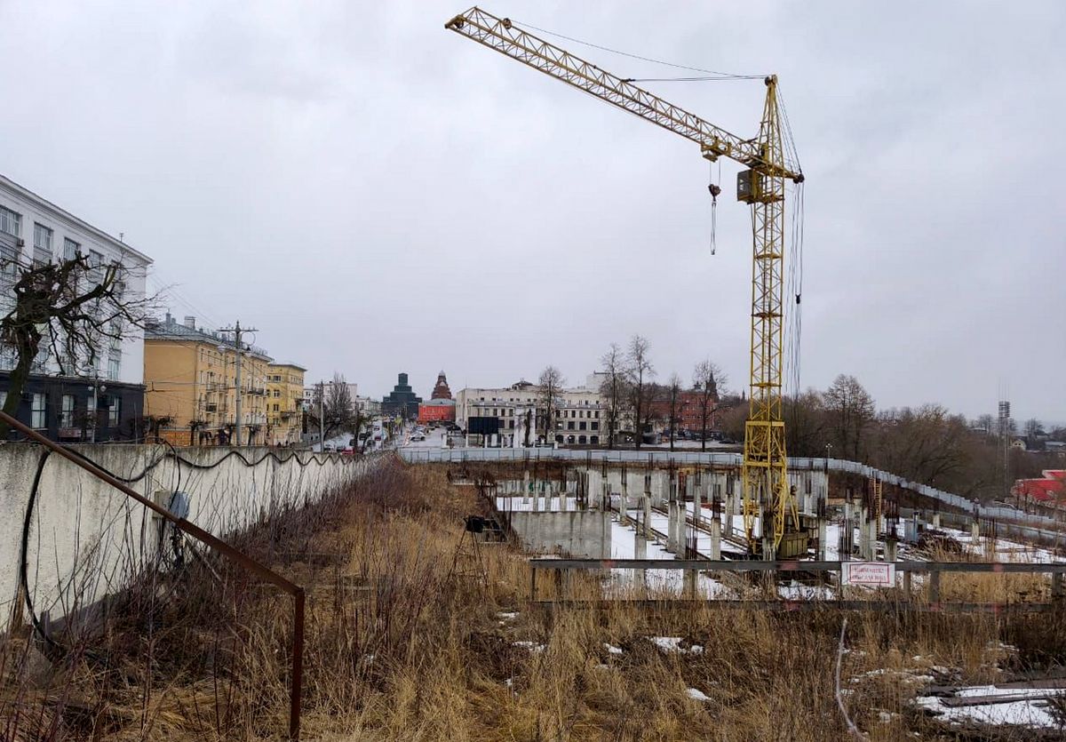 Забор в центре Владимира простоит еще три года